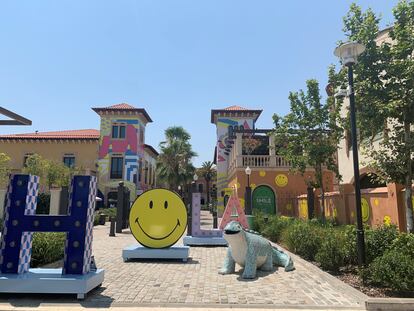 Imagen de la instalación Smiley X Do Good en La Roca Village.