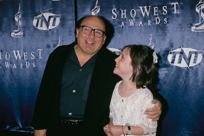 Danny DeVito y Mara Wilson, protagonista de su 'Matilda', en 1997.