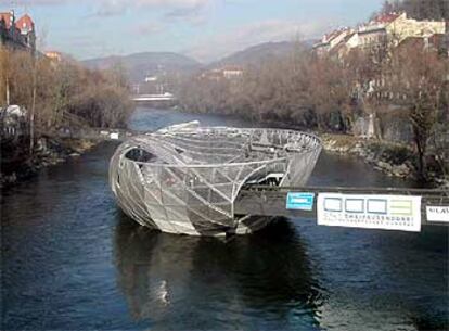 Plataforma flotante, del arquitecto Vito Acconci, sobre el ro Mur.