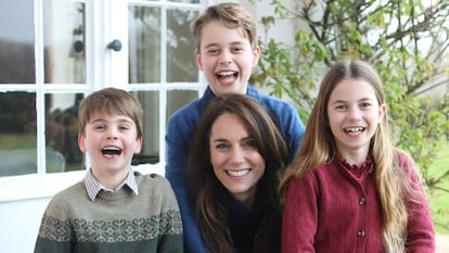 Kate Middleton con sus hijos Jorge, Carlota y Luis, en una imagen difundida por el palacio de Kensington este domingo. Después de la difusión de esta fotografía, la princesa de Galés reconoció haberla retocado.