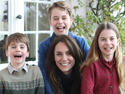 Kate Middleton con sus hijos Jorge, Carlota y Luis, en una imagen difundida por el palacio de Kensington este domingo. Después de la difusión de esta fotografía, la princesa de Galés reconoció haberla retocado.