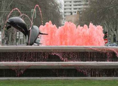 La fuente de la plaza de la República Argentina, con el agua teñida de rojo.