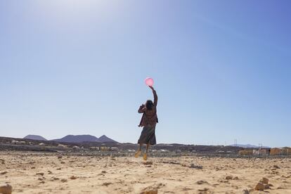 Un niño juega con un globo en el campamento de Al-Sweida para desplazados internos en Marib, Yemen. La falta de necesidades básicas y las disputas no son las únicas razones por las que las personas buscan consultas de terapia. La pérdida de seres queridos durante el conflicto y el temor de que este pueda estallar nuevamente en cualquier momento hace que muchos de nuestros pacientes siempre se sobresalten, anticipando un desastre.