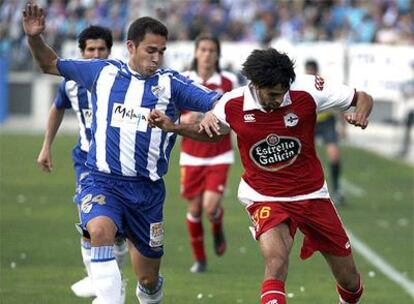 El delantero deportivista pugna un balón con Lolo, del málaga