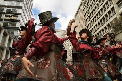 Artistas colombianas durante el desfile que conmemora los 480 años de Bogotá como clausura del festival de verano en la capital colombiana. 