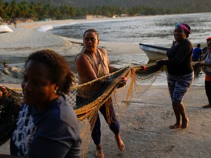 Pescadoras trabajan en la costa de Chuao, Venezuela, el 8 de junio 2023.