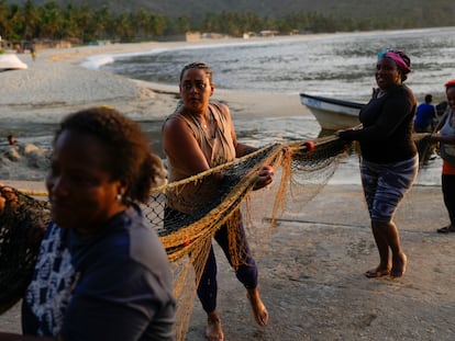 Pescadoras trabajan en la costa de Chuao, Venezuela, el 8 de junio 2023.