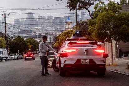 Un usuario accede a un vehículo sin conductor de Waymo en Potrero Hill, en San Francisco.