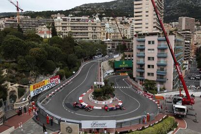 Daniel Ricciardo, de Red Bull, y Carlos Sáinz, de Toro Rosso, durante los terceros entrenamientos libres en Mónaco.