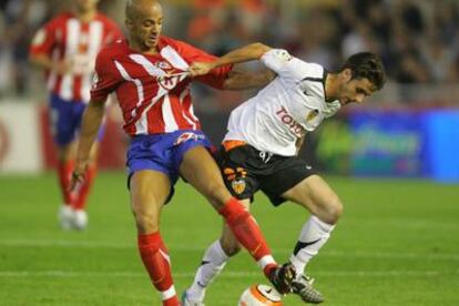 Aimar sujeta a Luccin de la camiseta.