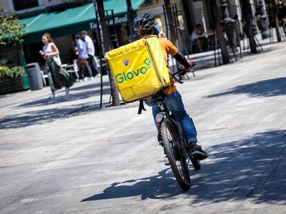 Un repartidor de Glovo, en mayo.