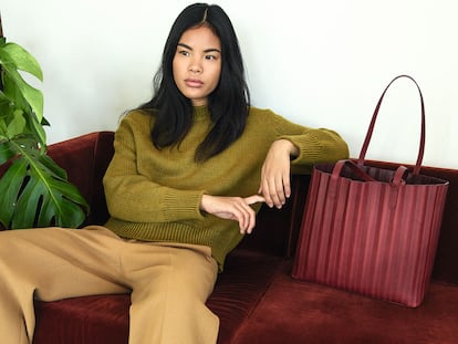 La modelo
Sandra Diola posa con conjunto y bolso de la colección de Mansur Gavriel para este otoño-invierno en el estudio de la firma en Nueva York.