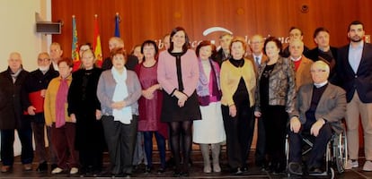 Los donantes de la BIblioteca Valenciana galardonados, con la consejera de Cultura, María José Català.