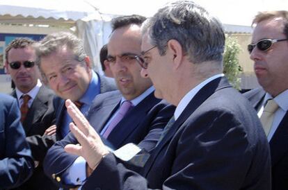 De izquierda a derecha, el exedil Juan Carlos Díaz (con gafas de sol), Rafael Naranjo, Guillermo Ortega, un técnico y el exedil Juan Lantero.