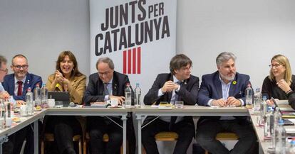 Desde la izquierda: Josep Costa, Laura Borràs, Quim Torra, Carles Puigdemont, Albert Batet y Elsa Artadi, en la reunión de Junts per Catalunya de este lunes en un hotel de Bruselas.