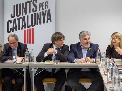 Desde la izquierda: Josep Costa, Laura Borràs, Quim Torra, Carles Puigdemont, Albert Batet y Elsa Artadi, en la reunión de Junts per Catalunya de este lunes en un hotel de Bruselas.