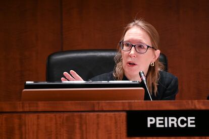 La comisionada de la SEC, Hester Peirce, durante una reunión de la agencia federal.