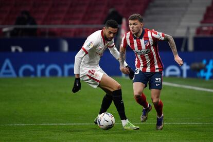 Trippier, defendido por En-Nesyri en el Atlético-Sevilla de hace una semana.