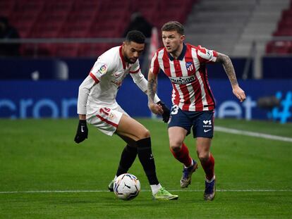 Trippier, defendido por En-Nesyri en el Atlético-Sevilla de hace una semana.