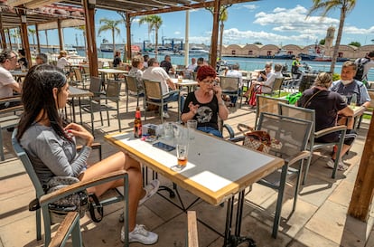 Un restaurante de la playa de Gandia en los primeros días de desconfinamiento.