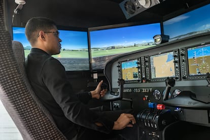 Un joven en el simulador de vuelo de Iberia en Ciudad de México.