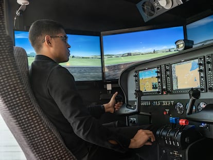 Un joven en el simulador de vuelo de Iberia en Ciudad de México.