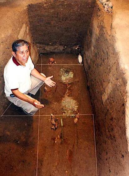 El arqueólogo Luis Chero, junto a la tumba mochica de 2.000 años de antigüedad descubierta al norte de Péru.