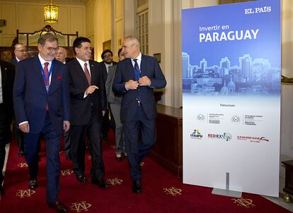 Juan Luis Cebrián, Horacio Cartes y Antonio Caño, antes de comenzar su participación en las jornadas 'Invertir en Paraguay'.