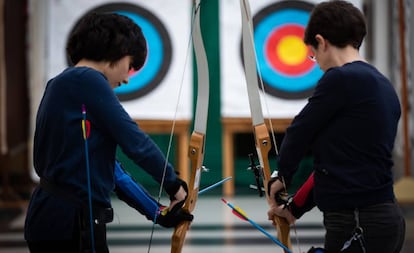 Dos pacientes de cáncer de mama practican tiro con arco en el Sporting Club Casino de A Coruña.