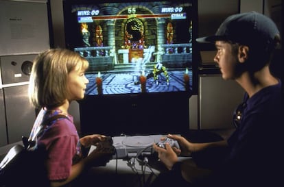 Dos niños jugando a Mortal Kombat (1992)