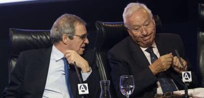 Alierta conversa amb el ministre d'Afers exteriors, José Manuel García-Margallo, durant la presentació de l'informe sobre RSC, aquest dilluns.