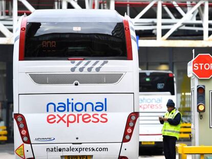 Autobuses de National Express en la estación de Victoria, Londres. 