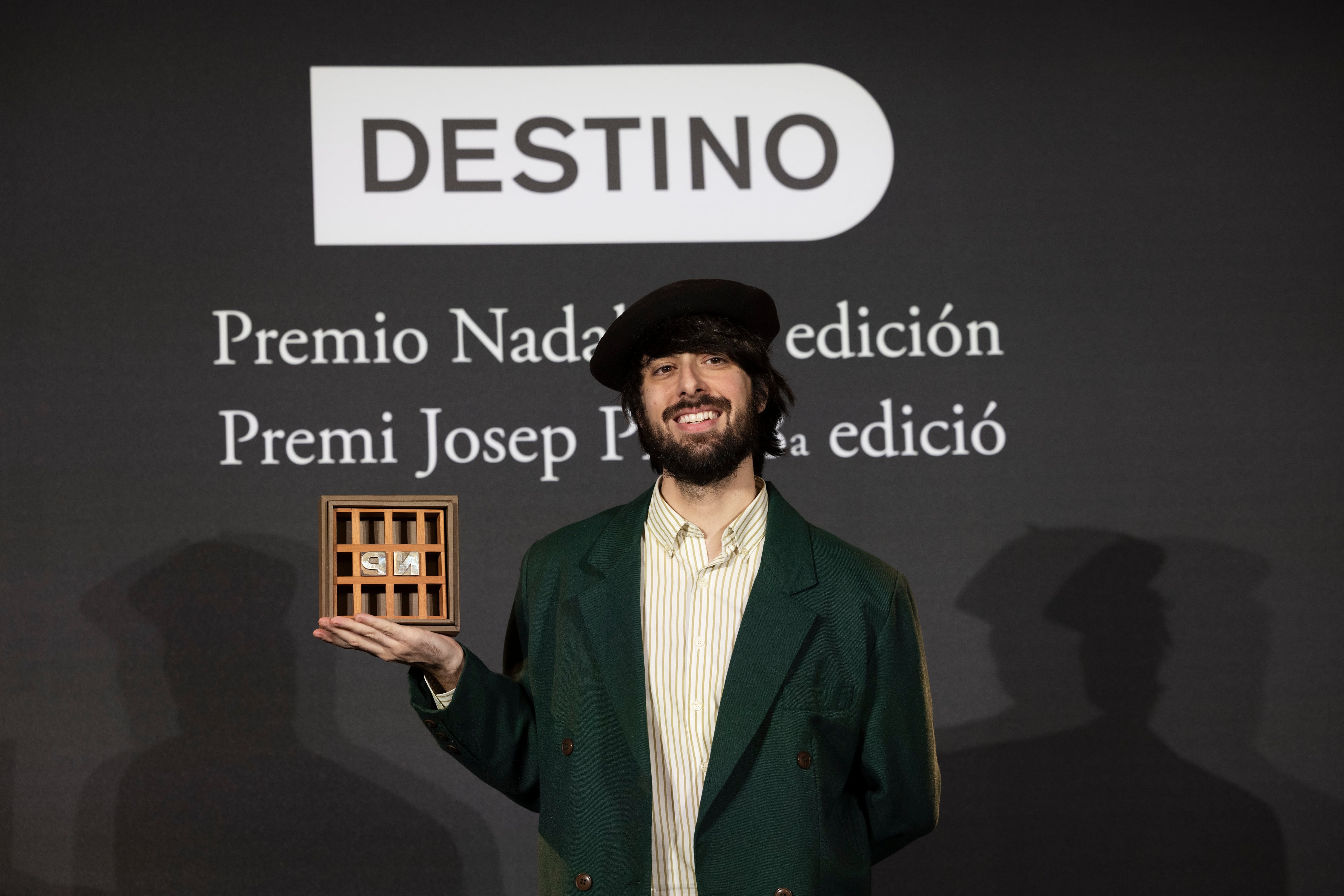 David Uclés posa con el Premio Nadal 2026.