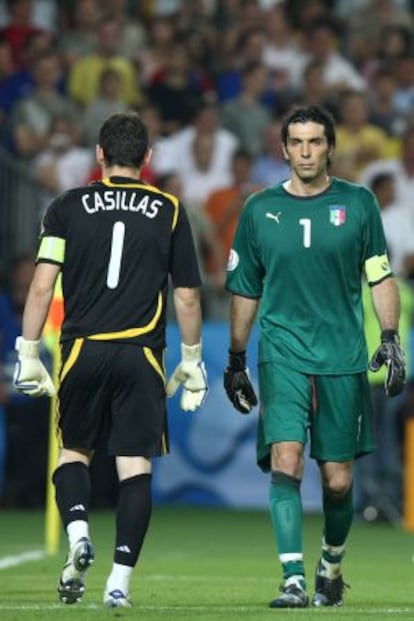 Casillas y Buffon se cruzan en los penaltis de la Eurocopa de 2008.
