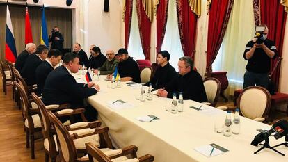 Imagen de una las primeras rondas de negociaciones entre representantes del Gobierno de Rusia y el de Ucrania.