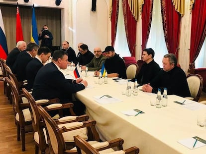 Imagen de una las primeras rondas de negociaciones entre representantes del Gobierno de Rusia y el de Ucrania.