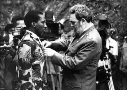 Fidel Castro condecora a Sankara con la Orden de José Martí.