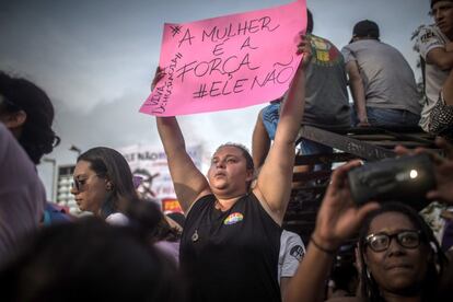 As mulheres são a maioria do eleitorado brasileiro e, até agora, as mais indecisas, por isso um protesto que mobilize essa parcela da população pode ser decisivo.