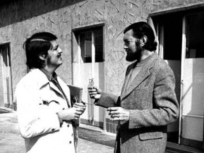 Sergio Ramírez (izquierda) con Julio Cortázar en los años setenta.