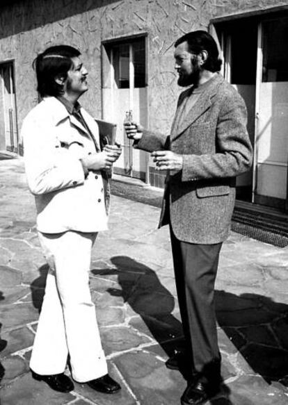 Sergio Ramírez (izquierda) con Julio Cortázar en los años setenta.