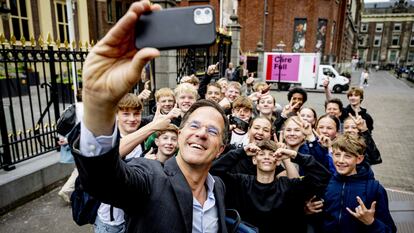 Mark Rutte se hace una foto con unos jóvenes en La Haya, este viernes.