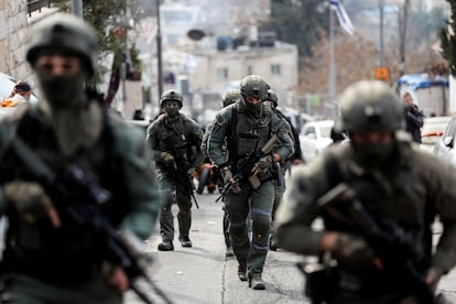 Personal de seguridad tras el ataque en el barrio de Silwán, este sábado. 