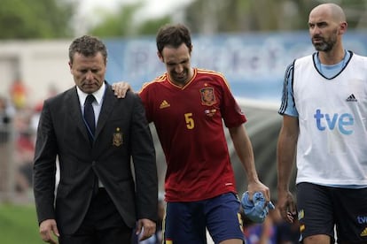 Juanfran se retira del partido tras sufrir un esguince en la rodilla.