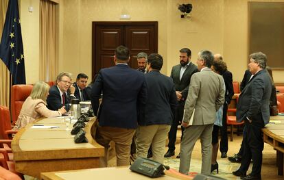 El presidente de la nueva comisión de investigación de las cloacas de Interior, Ferran Bel, rodeado de portavoces de distintos partidos.