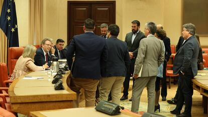 El presidente de la nueva comisión de investigación de las cloacas de Interior, Ferran Bel, rodeado de portavoces de distintos partidos.