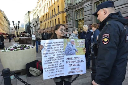 La activista Yelena Grigórieva, en una manifestación en San Petersburgo.