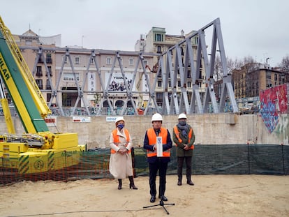 Almeida durante su visita a las obras del polideportivo en la plaza de La Cebada