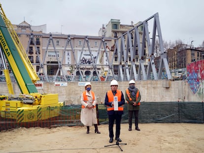 El alcalde de Madrid, José Luis Martínez-Almeida,  durante su visita a las obras del polideportivo en la plaza de La Cebada en una foto de diciembre de 2020.