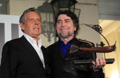 El cantante Joaquín Sabina, a la derecha de la imagen, recibe el premio Equinoccio Cultural 2011 de manos del embajador de España en Argentina, Rafael Estrella, a su izquierda, en la sede diplomática de la ciudad de Buenos Aires. El premio lo otorga la embajada española en la capital argentina a referentes del mundo artístico que contribuyen a estrechar los lazos culturales entre ambos países.