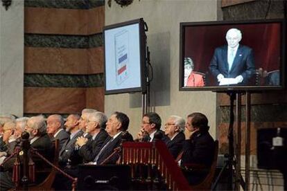 Académicos durante la presentación del diccionario por Víctor García de la Concha (en la pantalla).